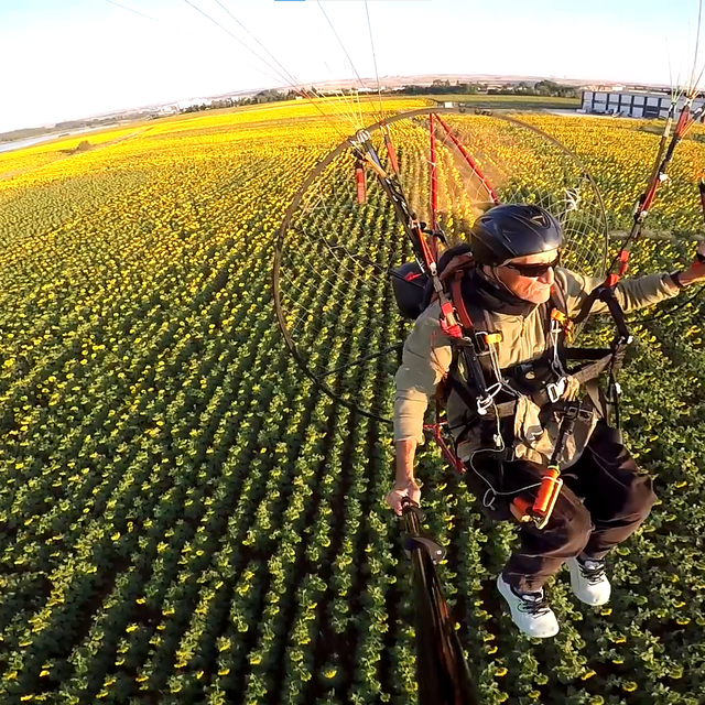 Edirne'nin 'sarı gelin'i ayçiçeği tarlaları üzerinde paramotorla uçtu