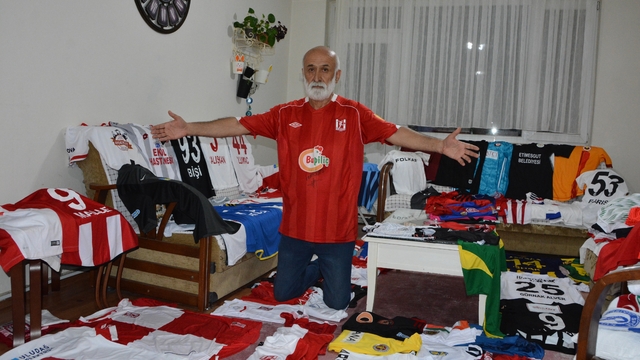 Balıkesir'de 300 formalık koleksiyon
Balıkesirli spor muhabirinin 300 formalık koleksiyonu dikkat çekiyor