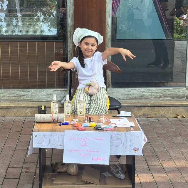 Japonya'ya gitmek için oyuncak ve takılarını satışa çıkardı