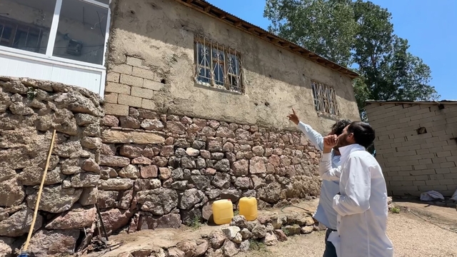 Yüksekova'da yılanlar bir evin kabusu oldu