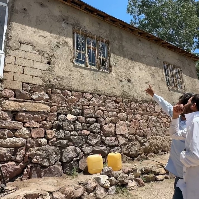 Yüksekova'da yılanlar bir evin kabusu oldu