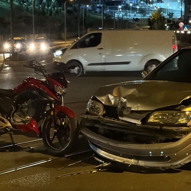 Otomobil ve motosiklet kafa kafaya çarpıştı: 2 yaralı