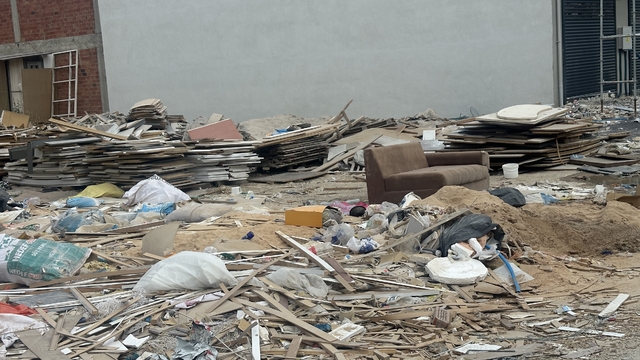 Baksan Sanayi Sitesi'nde biriken atıklar çevrede büyük rahatsızlık oluşturuyor