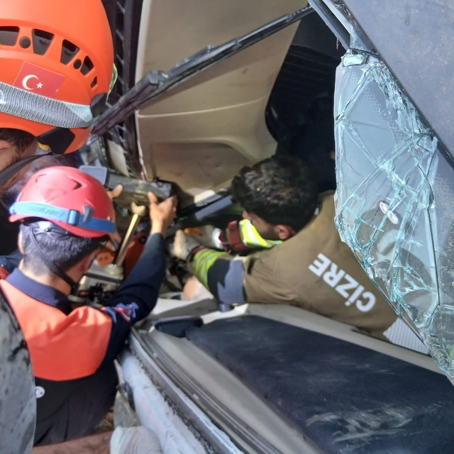 Şırnak'ta tır devrildi: 1 yaralı