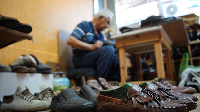 İlkokulu bitirdiği gün başladığı meslekte 69 yılı devirdi
81 yaşındaki ayakkabı ustası teknolojiye direniyor