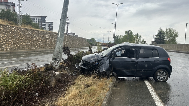 Su birikintisine kapılan araç, refüjde aydınlatma direğine çarptı: 3 yaralı
Yol üzerindeki menfezleri trafik ekipleri açarak tahliye etti