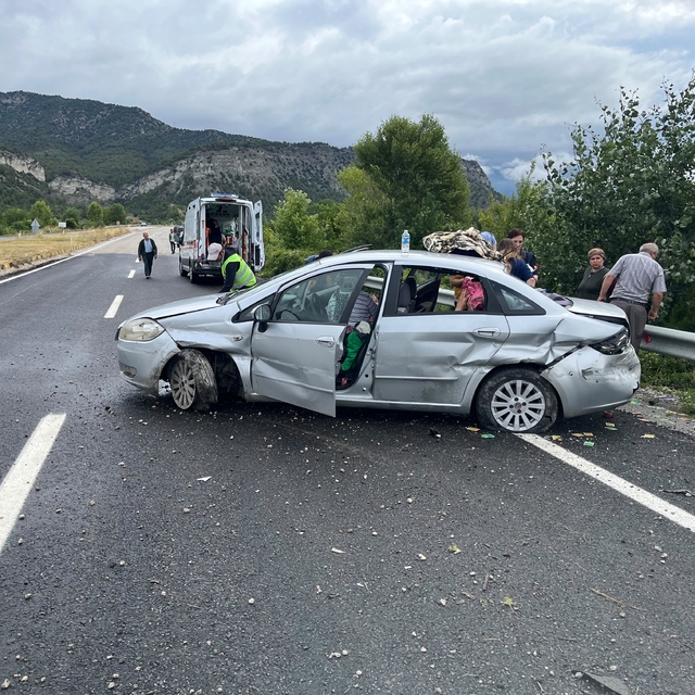 Kontrolden çıkan otomobil demir bariyerlere çarptı: 5 yaralı