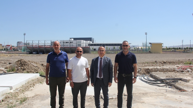 Sivas'a modern futbol sahası