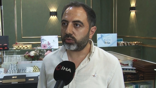 Nişan ve söz çikolatalarında görüntü kadar kalite de önemli
KEB-SU Çikolata işletmecisi Uğur Kaya
"Çiftlerimiz nişan, söz ve nikah merasimleri için yaptırdıkları hediyeliklerde süsleme dışında çikolatanın kalitesine de dikkat etmeliler"