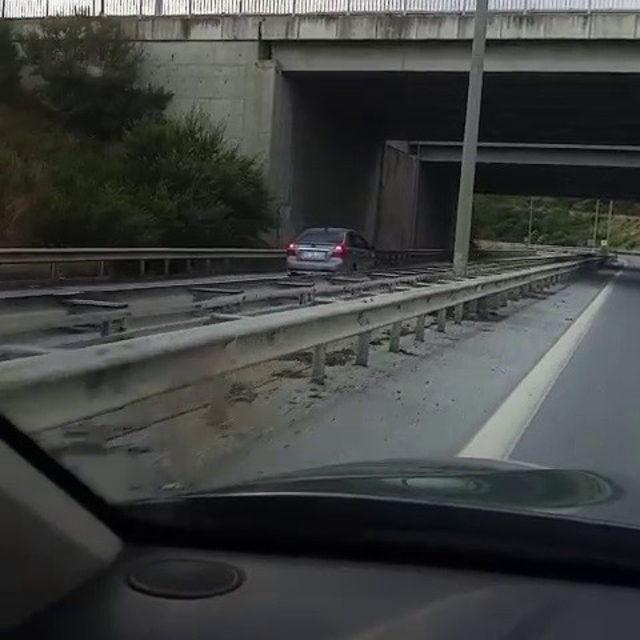 Otoyolda ters şeritte ilerleyen otomobil hayrete düşürdü