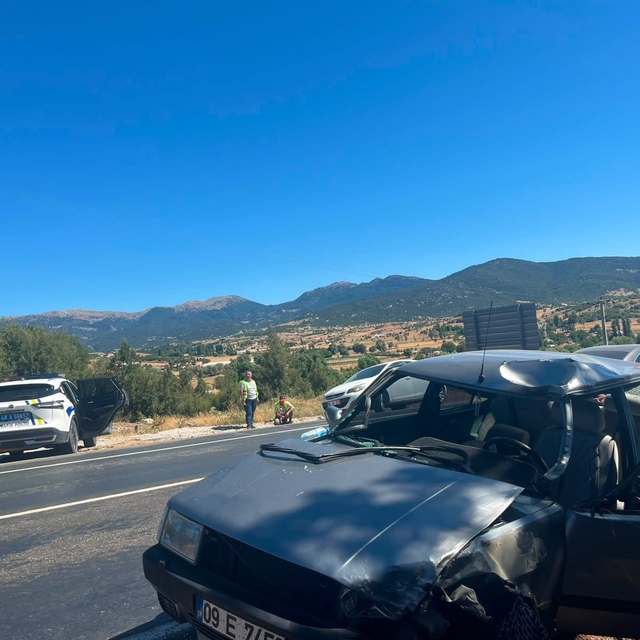 Seydikemer'de otomobil ile motosiklet çarpıştı: 1 ölü, 2 yaralı