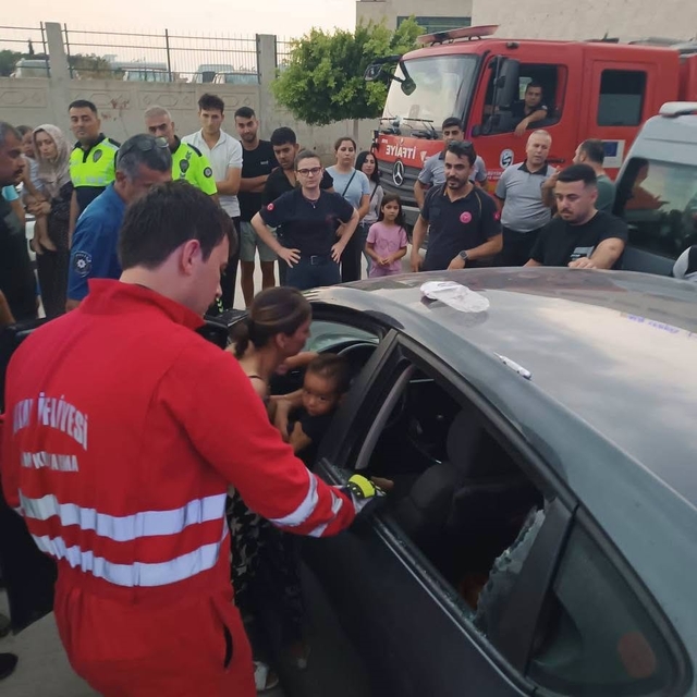 Araçta kilitli kalan çocuk camın kırılmasıyla kurtarıldı