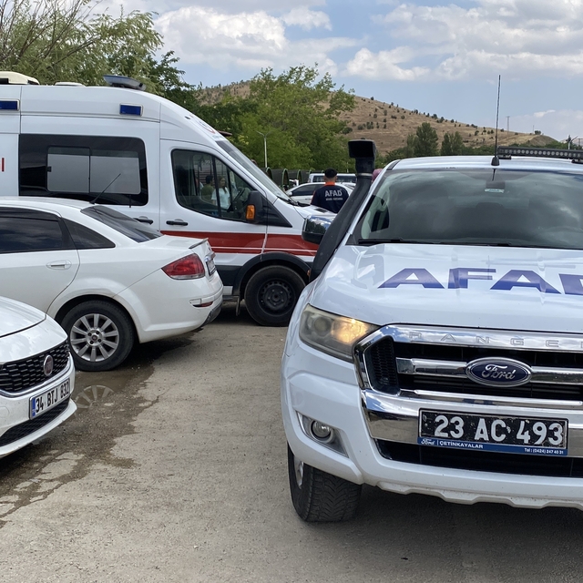 Hazar Gölü'nde gezi teknesi battı: 7 kişi kurtarıldı