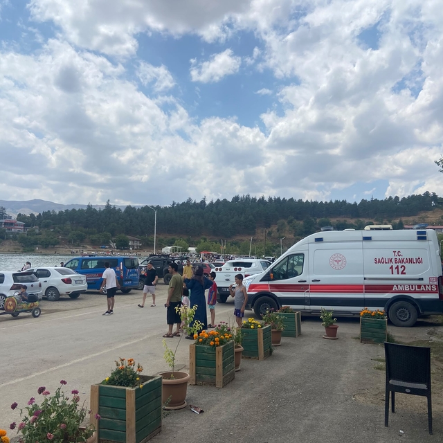 Elazığ'da batan kayıktaki 7 kişi kurtarıldı