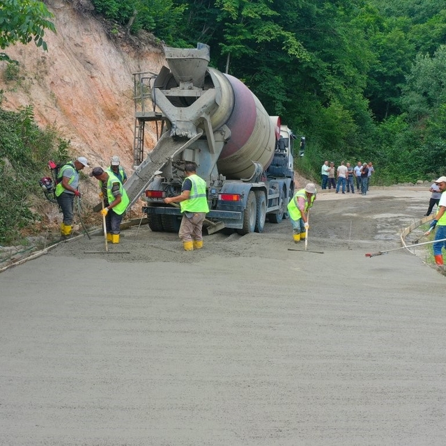 Ordu'da beton yol çalışmaları sürüyor