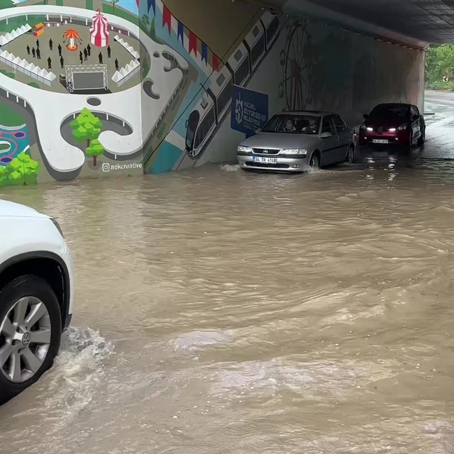 Kocaeli'de sağanak alt geçidi suyla doldurdu