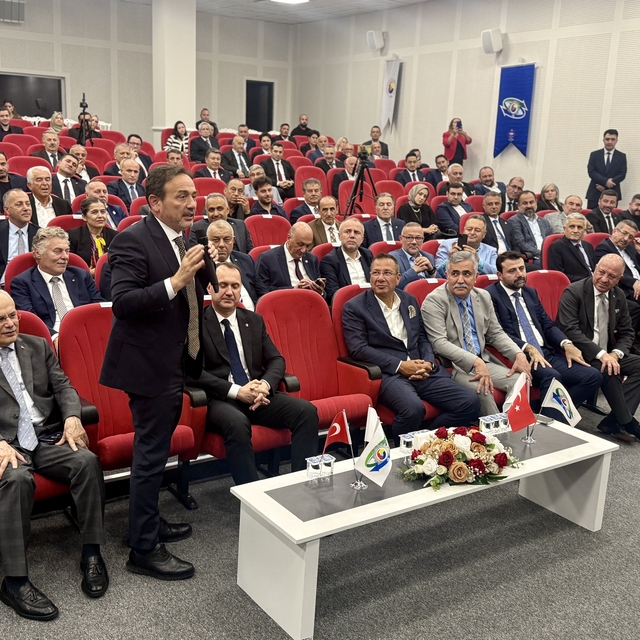 Keskinkılıç: "Karabük'ün rotası dünya olacak"
"Karabük'ü Karadeniz'e değil,...