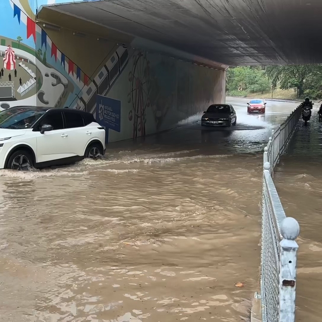Kocaeli'de sağanak; alt geçit suyla doldu