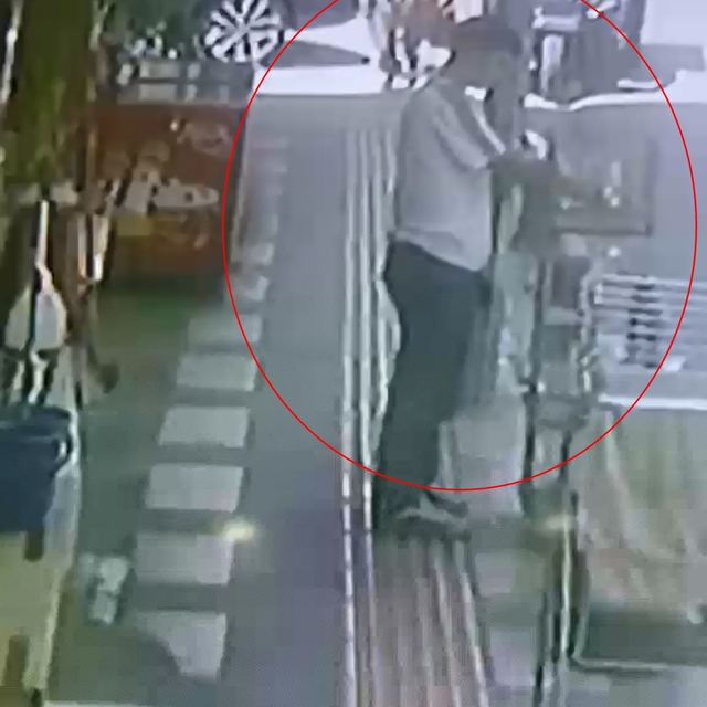İş yerinin önünden papağanı çaldılar; o anlar kamerada