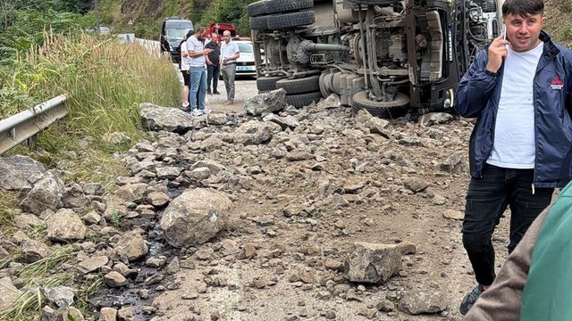 Hafriyat kamyonu yola devrildi: 1 yaralı