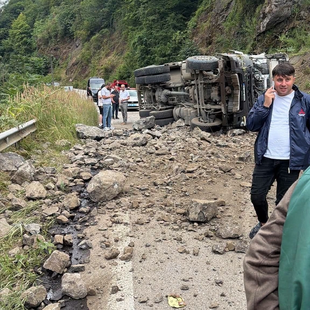 Hafriyat kamyonu yola devrildi: 1 yaralı
