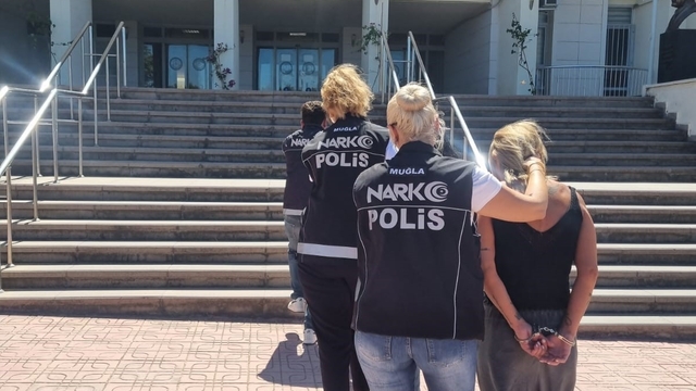 Uyuşturucu tacirlerine ağır darbe: 900 gram skunk, kokain ve pres makinesi ele geçirildi