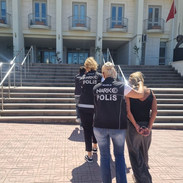 Uyuşturucu tacirlerine ağır darbe: 900 gram skunk, kokain ve pres makinesi...