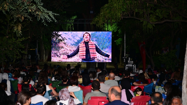 Manisa'da Açık Hava Sinema Geceleri nostalji rüzgarı estiriyor