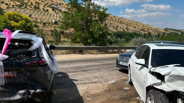 Malatya'da düğün konvoyunda zincirleme kaza; 4 yaralı