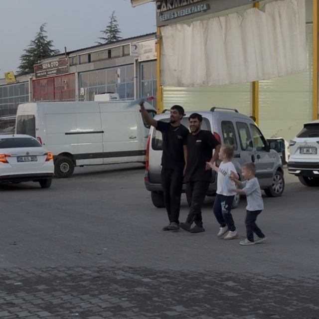 Tamir atölyesinde 'halay' molası