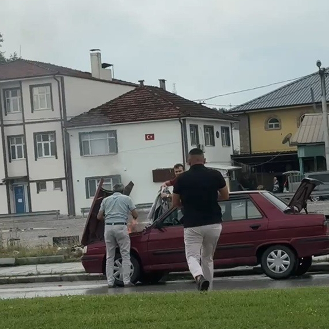 Dumanların yükseldiği otomobile duyarlı sürücü müdahale etti