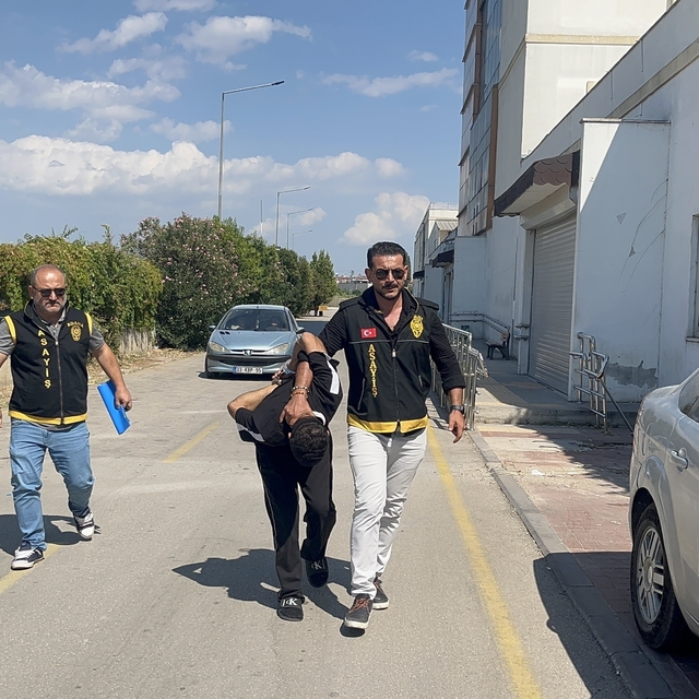 Adana'da 3 kişiyi öldüren katil zanlısı adliyeye sevk edildi