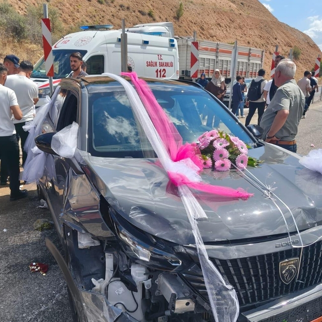 Malatya'da düğün konvoyunda kaza: 9 yaralı