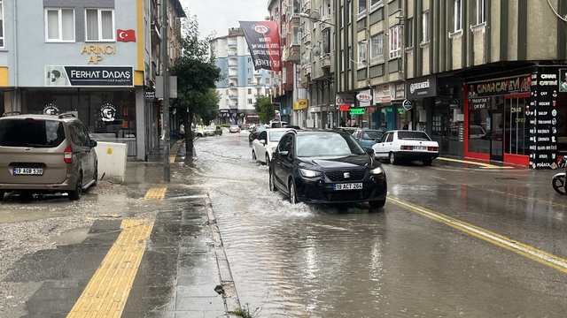Çorum'da sağanak sonrası sokaklar göle döndü