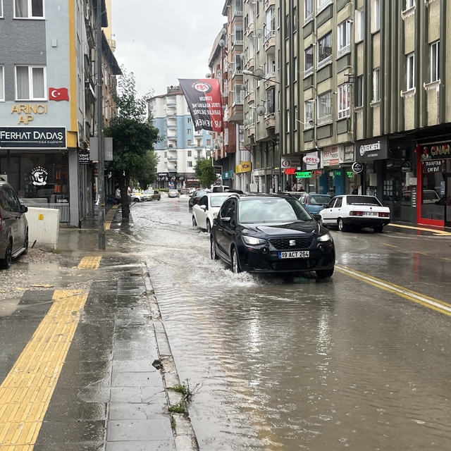 Çorum'da sağanak sonrası sokaklar göle döndü