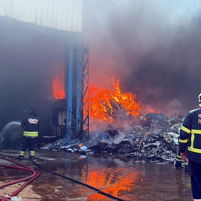 Tekirdağ'da geri dönüşüm tesisinde yangın