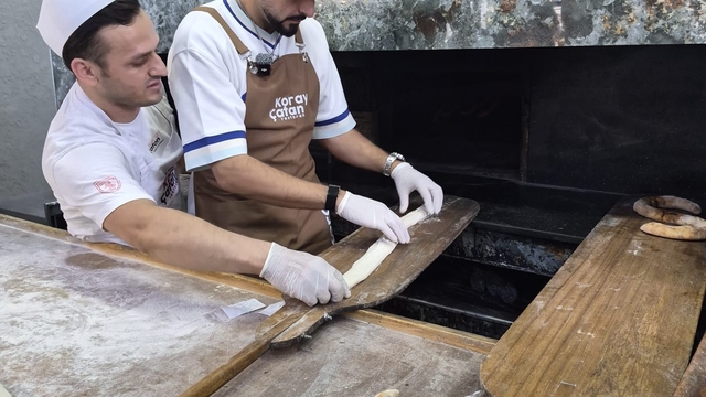 Sefo, Bafra'da tezgâh başına geçip kendi pidesini yaptı