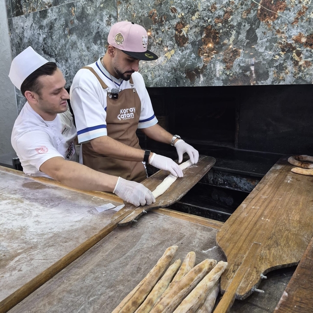 Sefo, Bafra'da tezgâh başına geçip kendi pidesini yaptı