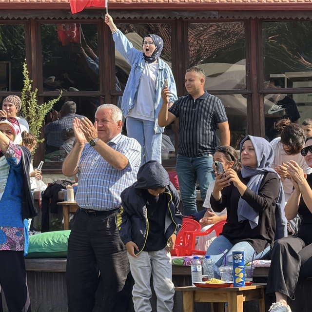 Karabük'te Filenin Sultanları'nın şampiyonluk maçı dev ekranda izlendi