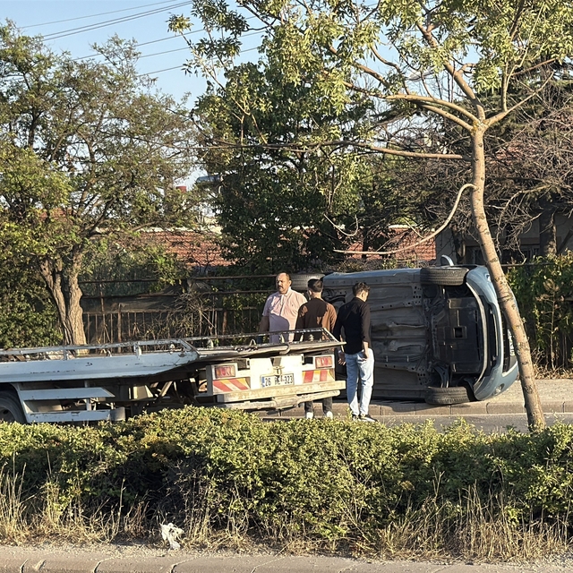 Kontrolden çıkan otomobil kaldırıma yan yattı