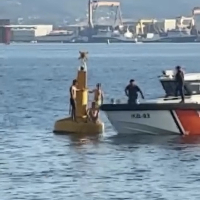 İzmit Körfezi'nde boğulmamak için deniz fenerine çıkan 3 kişiyi Sahil Güven...