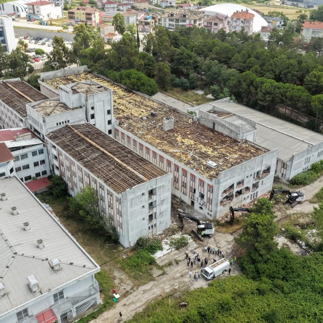Sinop'ta eski hastane binasının yıkımına başlandı