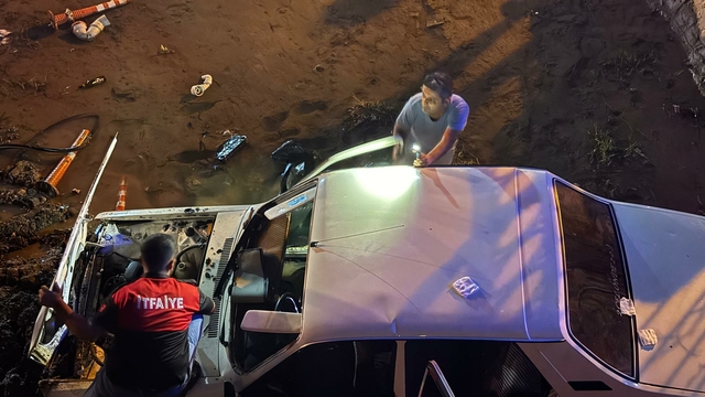 Otomobil köprüden sulama kanalına düştü: 4 yaralı