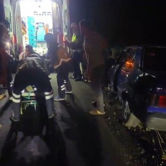 Malatya'da lastiği patlayan otomobil refüje çarptı: 1 yaralı