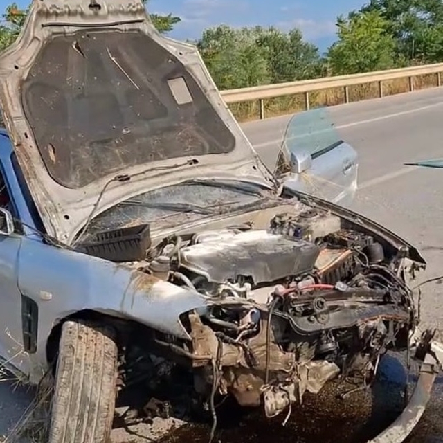 Bursa'da takla atan otomobil karşı şeritten gelen ciple çarpıştı: 2 yaralı