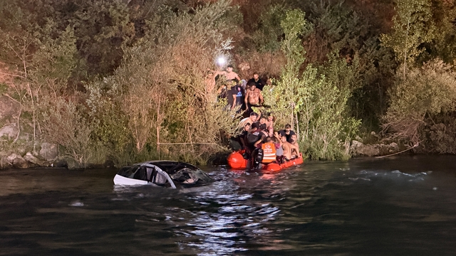 Tunceli'de otomobil takla atıp Munzur Nehri'ne düştü: 2 yaralı
