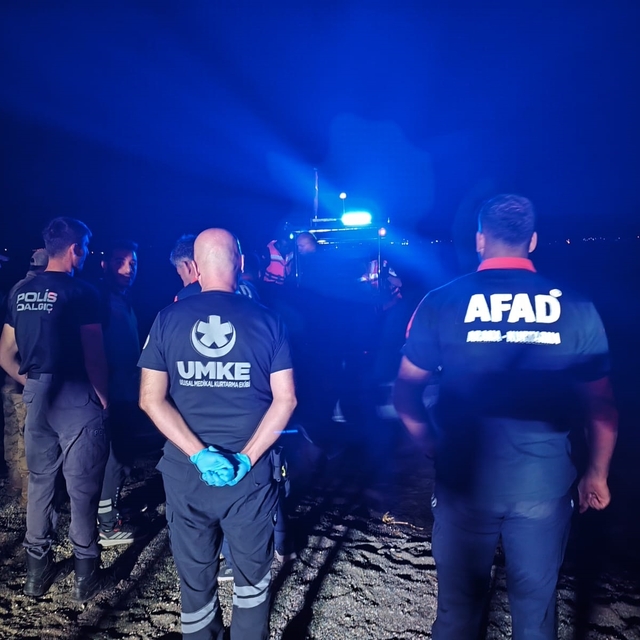 Hazar Gölü'ne giren genç boğuldu