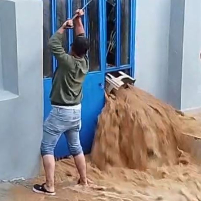 Kastamonu'da Cide'de sağanak; Devrekani Çayı taştı, ev ve iş yerini su bast...