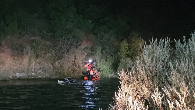 Tunceli'de araç Munzur Nehri'ne yuvarlandı: 2 yaralı