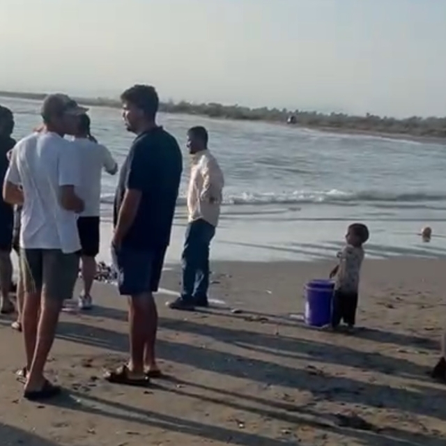 Mersin'de denize giren aynı aileden 5 kişi dalgalarla açığa sürüklendi: 3 ö...